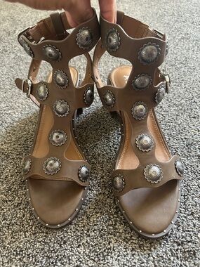 Ashro Ornamented Gladiator Sandal with Silver Concho Accent. Sz 8